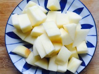 7、酒酿水果羹,苹果洗干净削皮切小块备用