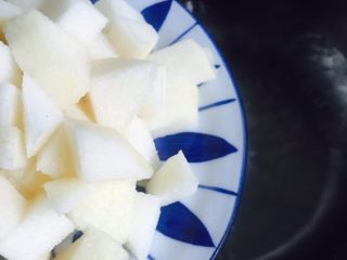 9、酒酿水果羹,汤锅内加入饮用水（1000ml）烧开倒入雪梨块