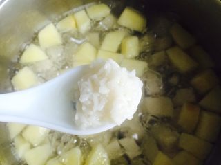 13、酒酿水果羹,加入酒酿煮两分钟