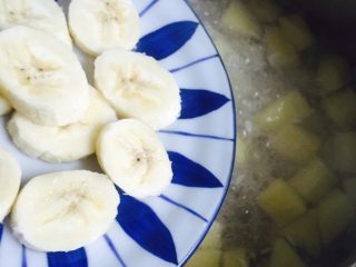 14、酒酿水果羹,再放入香蕉片