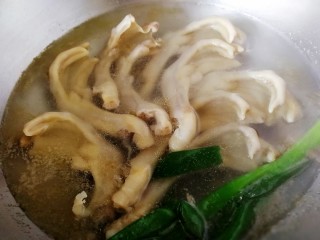 4、卤鸭掌,大火煮开，煮3分钟。