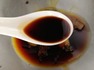 9、卤鸭掌,一勺老抽。