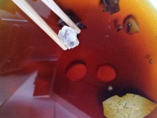 12、卤鸭掌,放一颗冰糖。