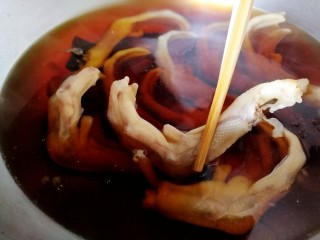 14、卤鸭掌,放入鸭掌。