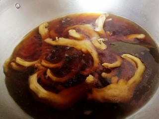 15、卤鸭掌,大火煮开。