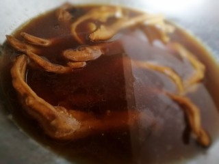 17、卤鸭掌,在汤里泡上几小时，更好上色入味。