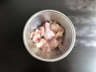 1、黄焖鸡,鸡腿切块反复洗净