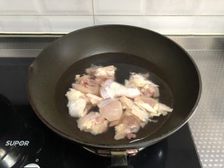 2、黄焖鸡,凉水下锅焯烫3分钟捞出，冲去表面血沫子备用