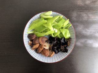 3、黄焖鸡,干木耳干香菇提前泡发备用，青椒切块