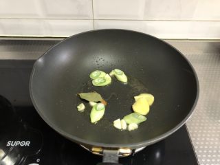 4、黄焖鸡,起锅热油，下葱姜蒜，香叶，八角，花椒桂皮炒香