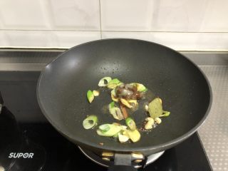 5、黄焖鸡,加入干黄酱翻炒均匀