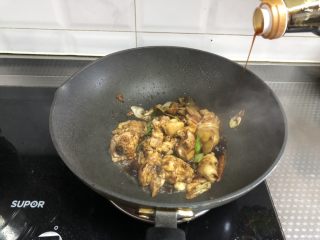 7、黄焖鸡,调入味极鲜酱油翻炒均匀