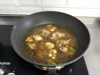 8、黄焖鸡,加入稍多清水，没过鸡块，大火烧开转中小火炖20分钟