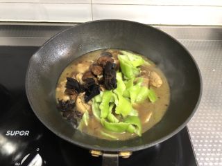 9、黄焖鸡,倒入青椒个香菇木耳，调入适量食盐炒匀再炖10分钟