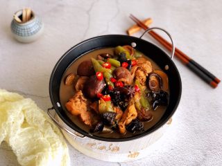 10、黄焖鸡,出锅点缀红辣椒碎即可