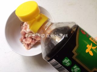 2、三丝炒面,加料酒、生抽，少许的淀粉，抓匀，腌制一会儿。
