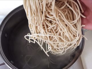 6、三丝炒面,面条，就和我们平时下面条一样，水烧开，下面条，水再烧开，就把面条捞出。（ 炒面的面条，需要稍微硬一点，所以等水一烧开，马上就把面条捞出来，不能久煮。）