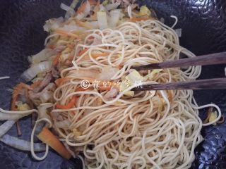 11、三丝炒面,用筷子加锅铲，翻炒均匀。