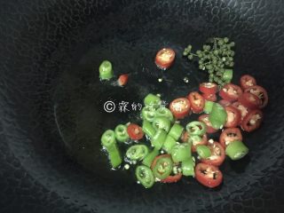 4、青花椒辣卤小龙虾,起油锅,把青红尖椒和青花椒倒入煸炒至出香味。