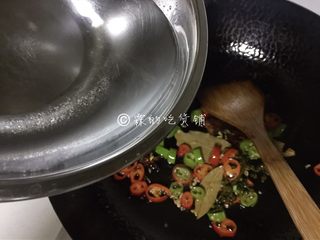 6、青花椒辣卤小龙虾,出香味后,倒入两大碗的水。
