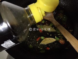 7、青花椒辣卤小龙虾,加入生抽。