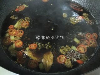 10、青花椒辣卤小龙虾,然后大火煮开,小火熬一会会就可以了。