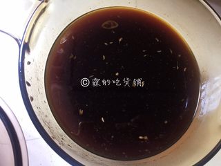 11、青花椒辣卤小龙虾,煮好的卤水把里面的香料全部过滤掉。
