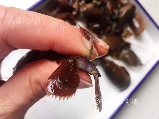 13、青花椒辣卤小龙虾,接着刽子手又出现了,想要煮出来的小龙虾更美貌些,就不要把尾巴全部折断,而是折断中间两片,然后轻轻扭一扭,再一抽,泥筋就整个被抽出来了。