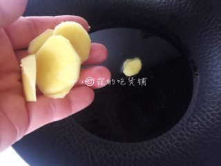 14、青花椒辣卤小龙虾,油锅里放入比炒菜多两三倍的油,把姜片先倒入煸炒。