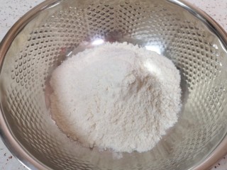 1、小蒜酱香饼,准备好中筋面粉。