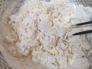 2、小蒜酱香饼,加入温水搅拌成絮状。