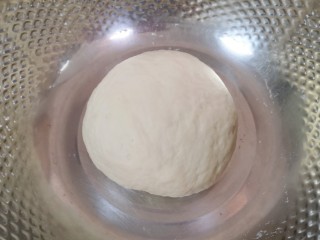 3、小蒜酱香饼,揉成光滑的面团，盖上保鲜膜饧半个小时。