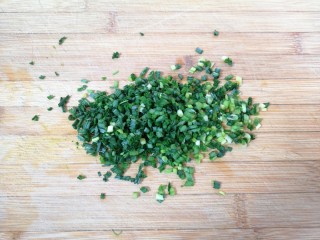 4、小蒜酱香饼,小蒜叶洗干净切碎。