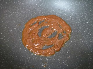 6、小蒜酱香饼,炒锅内倒少许食用油烧热，倒入混合好的酱料小火炒香，盛出备用。