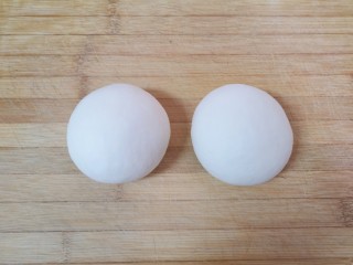 7、小蒜酱香饼,饧好的面团分成两份揉光，盖上保鲜膜。