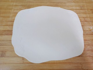 8、小蒜酱香饼,先取一份面团擀成接近长方形的面片。