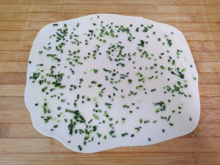 9、小蒜酱香饼,刷上一层食用油，撒上盐，再撒上小蒜碎，从一头卷起。