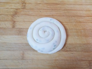 10、小蒜酱香饼,如图盘起来。