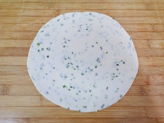 11、小蒜酱香饼,擀成薄薄的圆饼状。