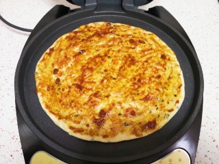 14、小蒜酱香饼,刷上炒好的酱料。