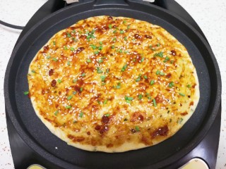 15、小蒜酱香饼,撒上小蒜碎和熟白芝麻，以同样的方法做好另一个酱香饼。