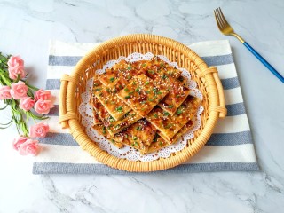 16、小蒜酱香饼,切块食用。