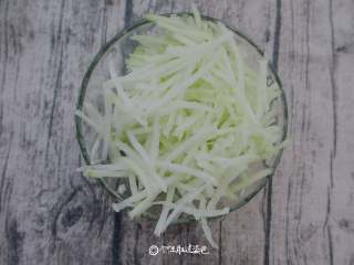 1、萝卜丝丸子,青萝卜洗净,擦成丝