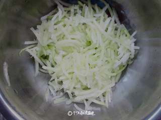 2、萝卜丝丸子,用盐腌10分钟,攥干水份