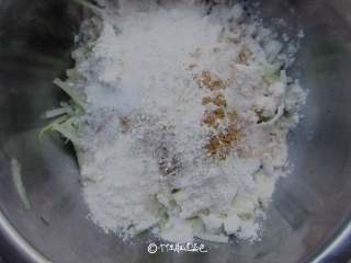 3、萝卜丝丸子,加少许盐、面粉、蛋液和花椒粉拌匀