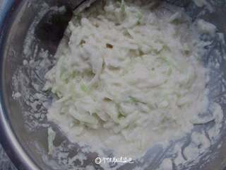 4、萝卜丝丸子,拌成如图的状态,看似松散,用手一团可成团就行