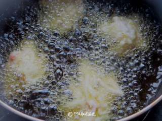 5、萝卜丝丸子,油烧至五成热时,用勺子将丸子团成型,一个个放入