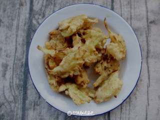 6、萝卜丝丸子,先炸一遍定型,再改小火复炸一下,炸透炸熟