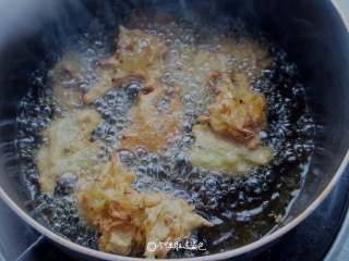 7、萝卜丝丸子,捞出放在厨房纸上,吸去余油即可