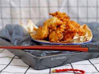 9、萝卜丝丸子,炸好的丸子晾凉,不要唔在一起,那样会变软